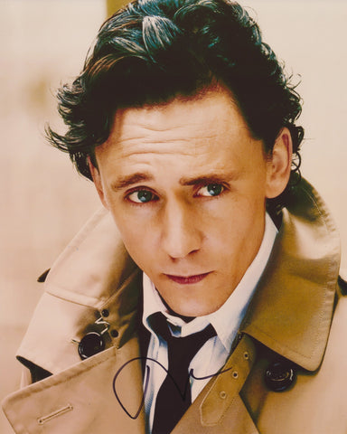 TOM HIDDLESTON SIGNED 8X10 PHOTO