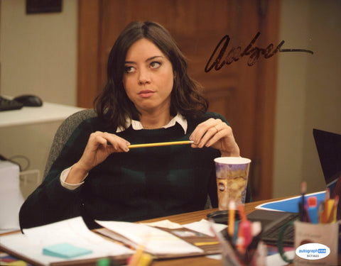 AUBREY PLAZA SIGNED PARKS AND RECREATION 8X10 PHOTO ACOA