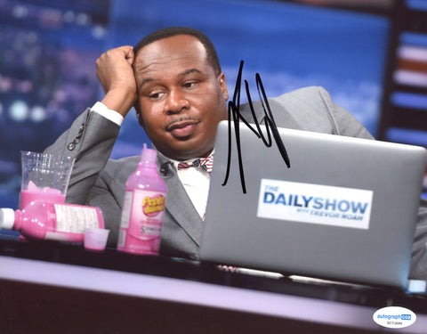 ROY WOODS JR. SIGNED THE DAILY SHOW 8X10 PHOTO ACOA