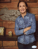 LAURIE METCALF SIGNED THE CONNERS 8X10 PHOTO ACOA