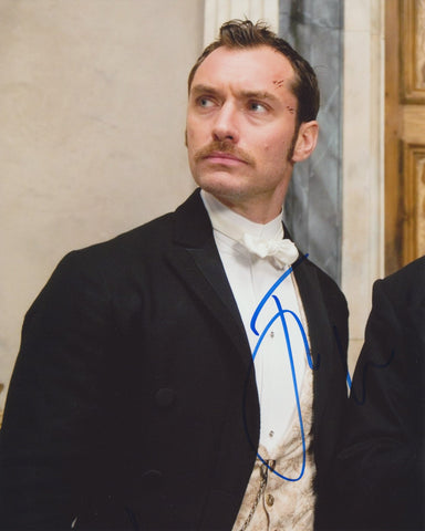 JUDE LAW SIGNED SHERLOCK HOLMES 8X10 PHOTO