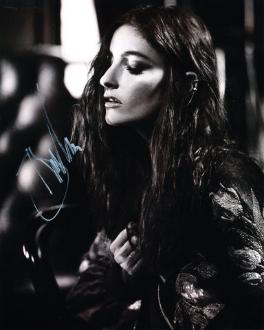 JILLIAN BANKS SIGNED 8X10 PHOTO 9