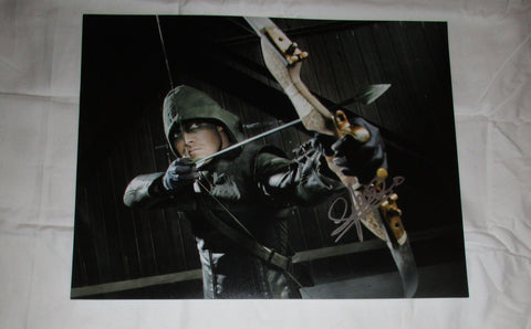 STEPHEN AMELL SIGNED ARROW 11X14 PHOTO