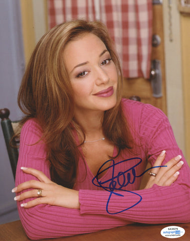LEAH REMINI SIGNED THE KING OF QUEENS 8X10 PHOTO ACOA