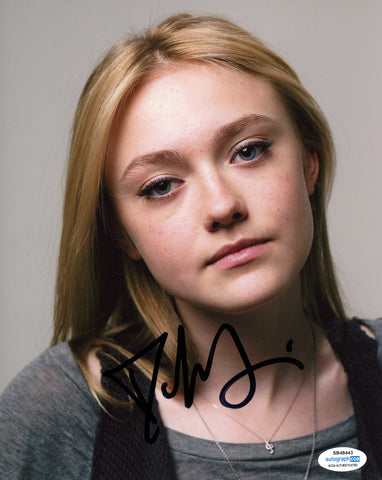 DAKOTA FANNING SIGNED 8X10 PHOTO ACOA