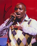 AKON SIGNED 8X10 PHOTO