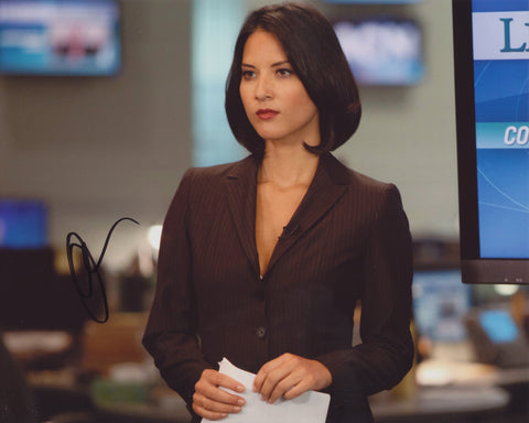 OLIVIA MUNN SIGNED THE NEWSROOM 8X10 PHOTO