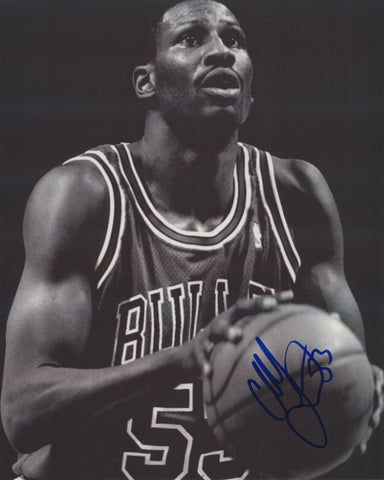 CLIFF LEVINGSTON SIGNED CHICAGO BULLS 8X10 PHOTO