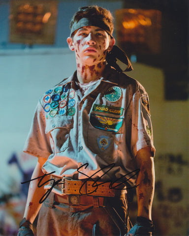 TYE SHERIDAN SIGNED SCOUTS GUIDE TO THE ZOMBIE APOCALYPSE 8X10 PHOTO