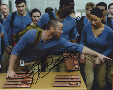 JAKE MCLAUGHLIN SIGNED QUANTICO 8X10 PHOTO