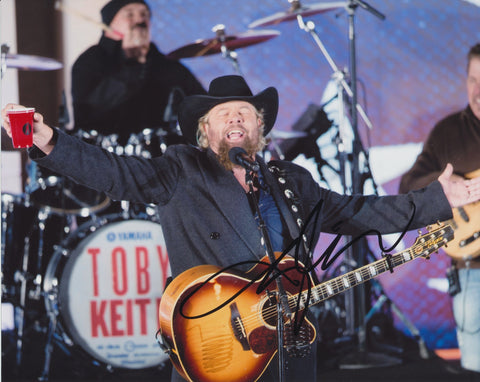 TOBY KEITH SIGNED 8X10 PHOTO