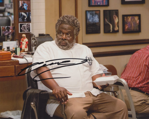 CEDRIC THE ENTERTAINER SIGNED BARBERSHOP 8X10 PHOTO