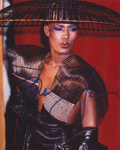 GRACE JONES SIGNED 8X10 PHOTO