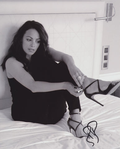 BERENICE BEJO SIGNED 8X10 PHOTO