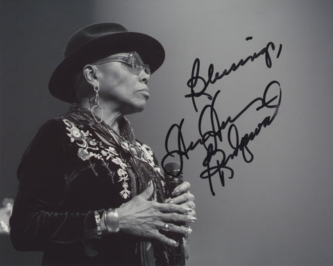 DEE DEE BRIDGEWATER SIGNED 8X10 PHOTO