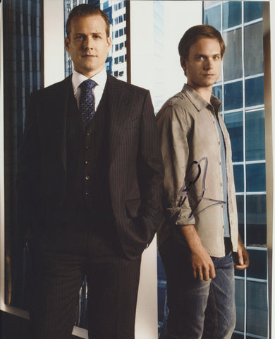 PATRICK J ADAMS SIGNED SUITS 8X10 PHOTO 2