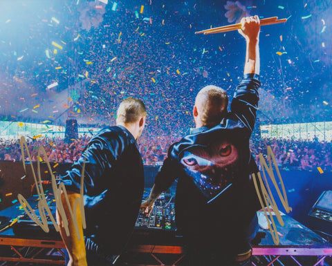 GALANTIS SIGNED 8X10 PHOTO