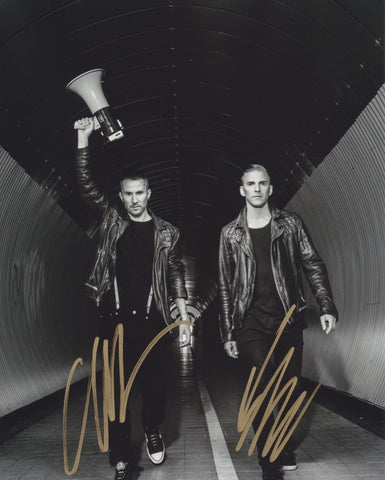 GALANTIS SIGNED 8X10 PHOTO 2