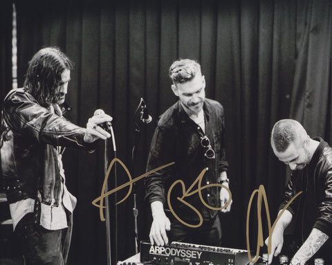 MIIKE SNOW SIGNED 8X10 PHOTO