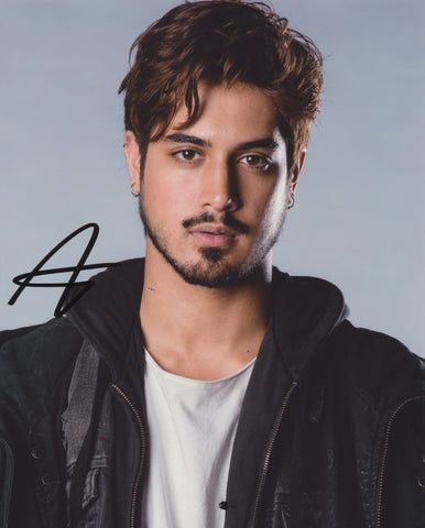 AVAN JOGIA SIGNED 8X10 PHOTO