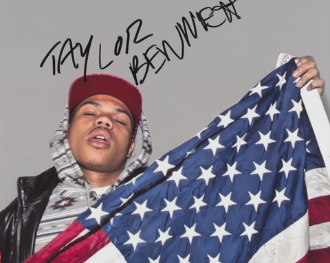 TAYLOR BENNETT SIGNED 8X10 PHOTO 2