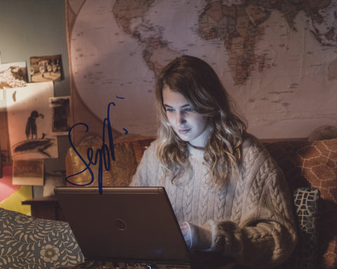 SOPHIE NELISSE SIGNED THE HISTORY OF LOVE 8X10 PHOTO